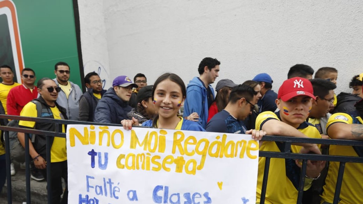 Entre los hinchas se encontraba Mildred Auquilla, que, emocionada, mostraba un cartel.