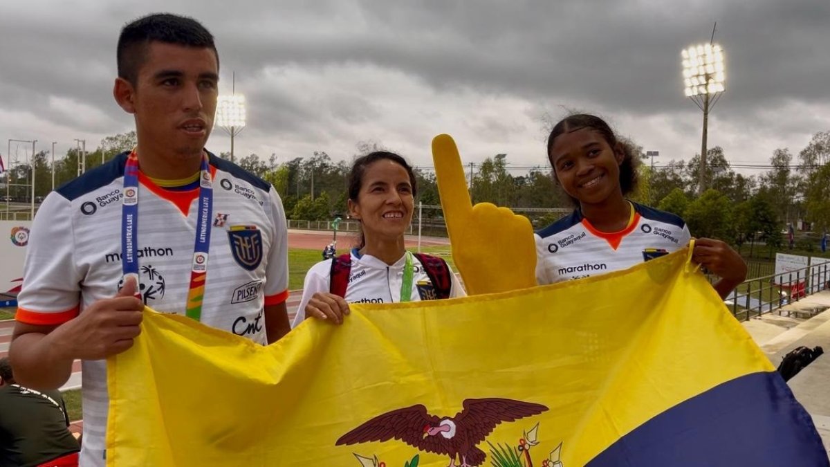 Wilson Bravo (i) y Hillary Gonzales (c) se coronaron en atletismo.