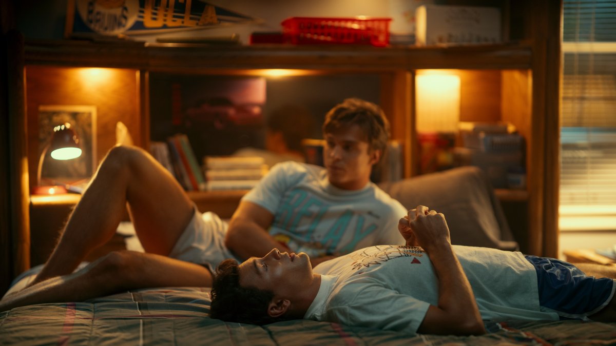 Nicholas Chavez como Lyle Menendez y Cooper Koch como Erik Menendez.