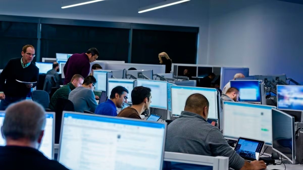 Tecnología. Personas utilizando correos para comunicarse.