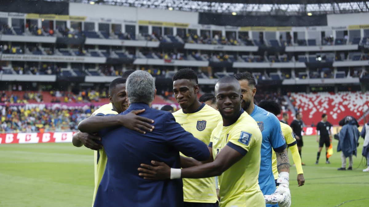 Jugadores de la Tri fueron a saludar con un abrazo a su exseleccionador en la Tricolor.