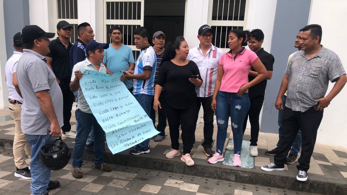 1. Reclamos. Los afectados se unieron para realizar un plantón en los bajos de la Gobernación en Los Ríos.