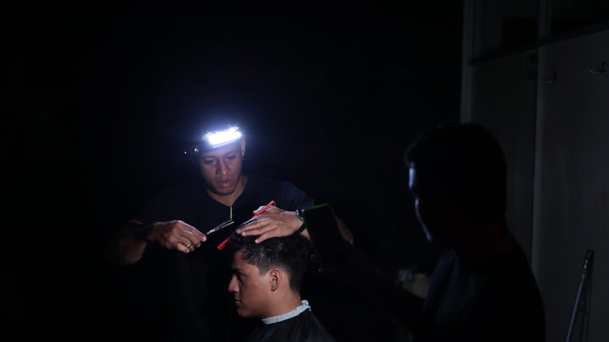 Una peluquería en Guayaquil funciona sin energía eléctrica.