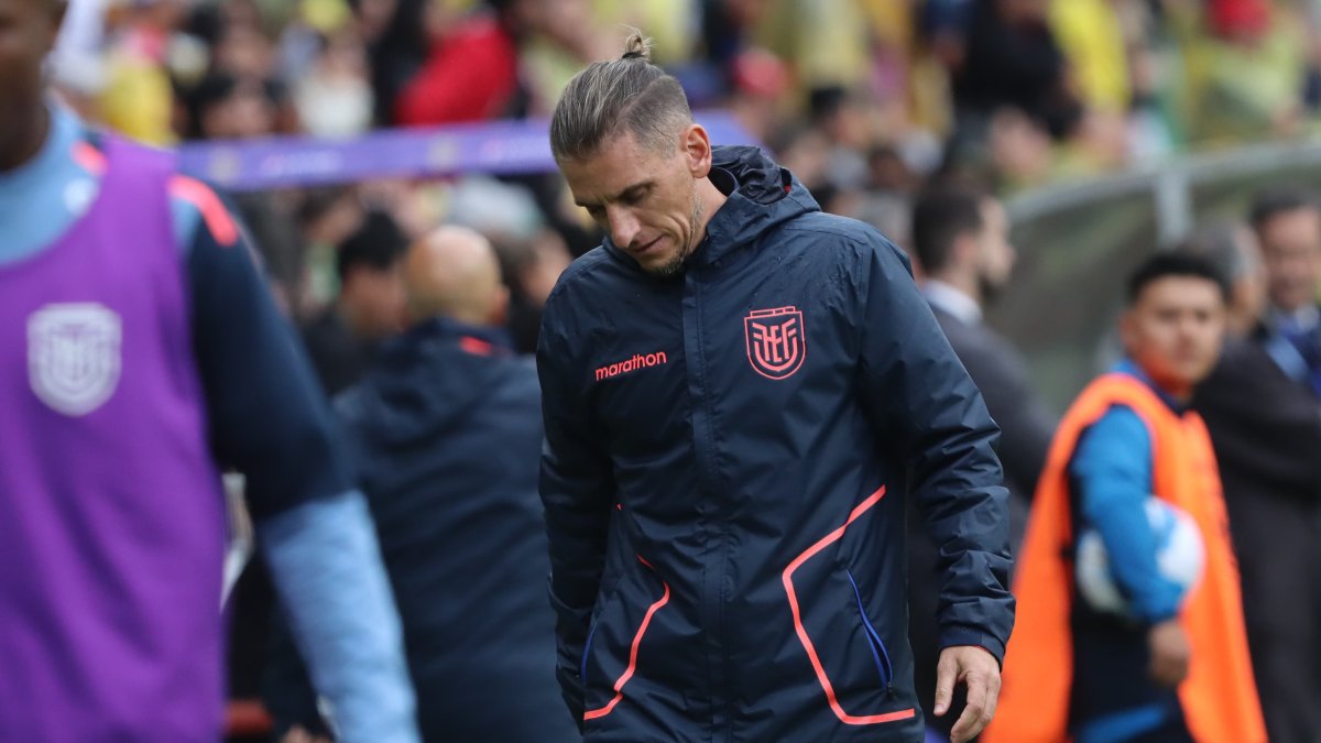 Sebastián Beccacece, seleccionador de la Tri, reacciona durante el partido entre Ecuador y Paraguay.