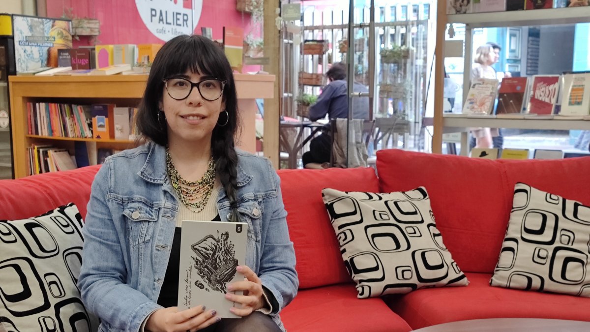 La escritora cuencana Rosalía Vázquez Moreno lanzó el poemario ilustrado ‘Sobre cómo hacer y deshacer una maleta’.
