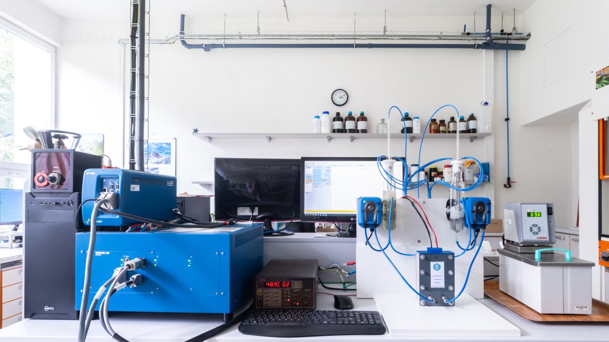 Un equipo del Instituto de Química de Procesos de la Academia de Ciencias de Chequia ha desarrollado un prototipo de electrolizador de hidrógeno verde.  