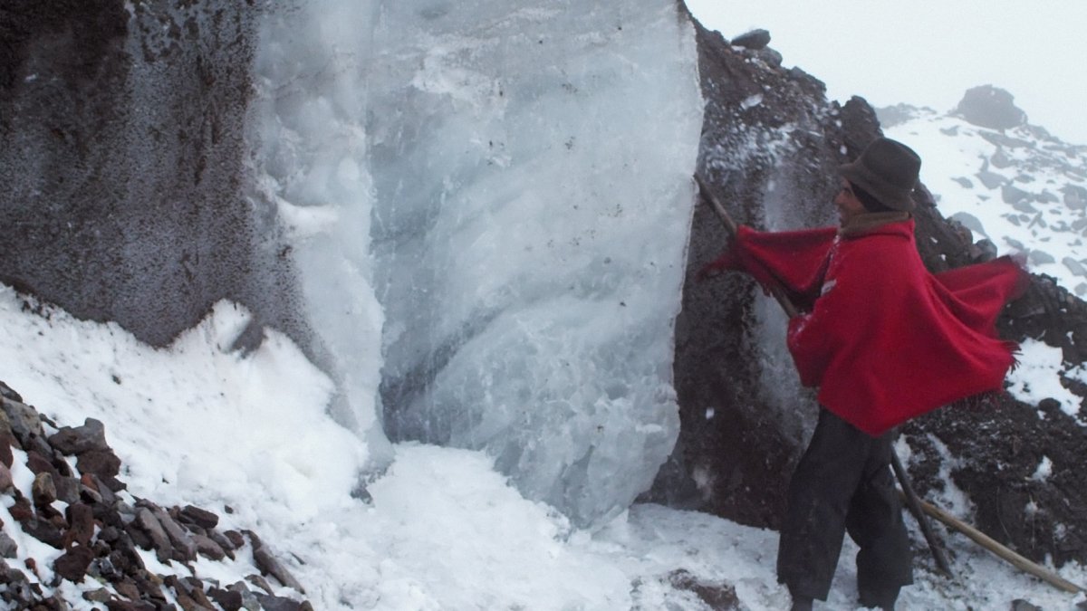 EL ULTIMO HIELERO BALTAZAR USHCA SUBSITE DESDE HACE 50 VENDIENDO EL HIELO QUE PICA EN EL CHIMBORAZO