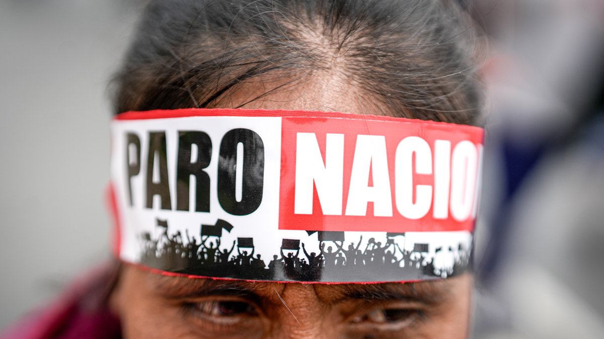 Una persona participa en una marcha de protesta contra la inseguridad, en Lima.