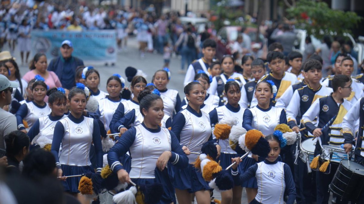 En total 90 planteles y organizaciones civiles desfilaron por las fiestas de Guayaquil.