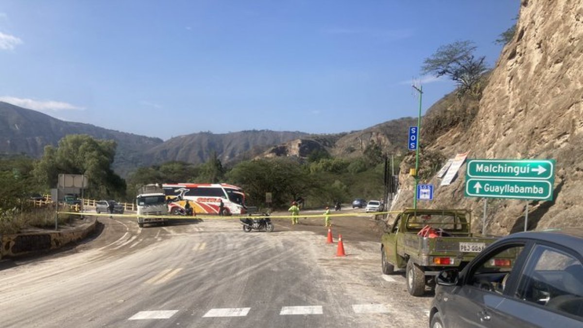 La Panamericana Norte se encuentra cerrada por un deslizamiento de tierra producto de las intensas lluvias que ocasionó el desbordamiento del río Pisque