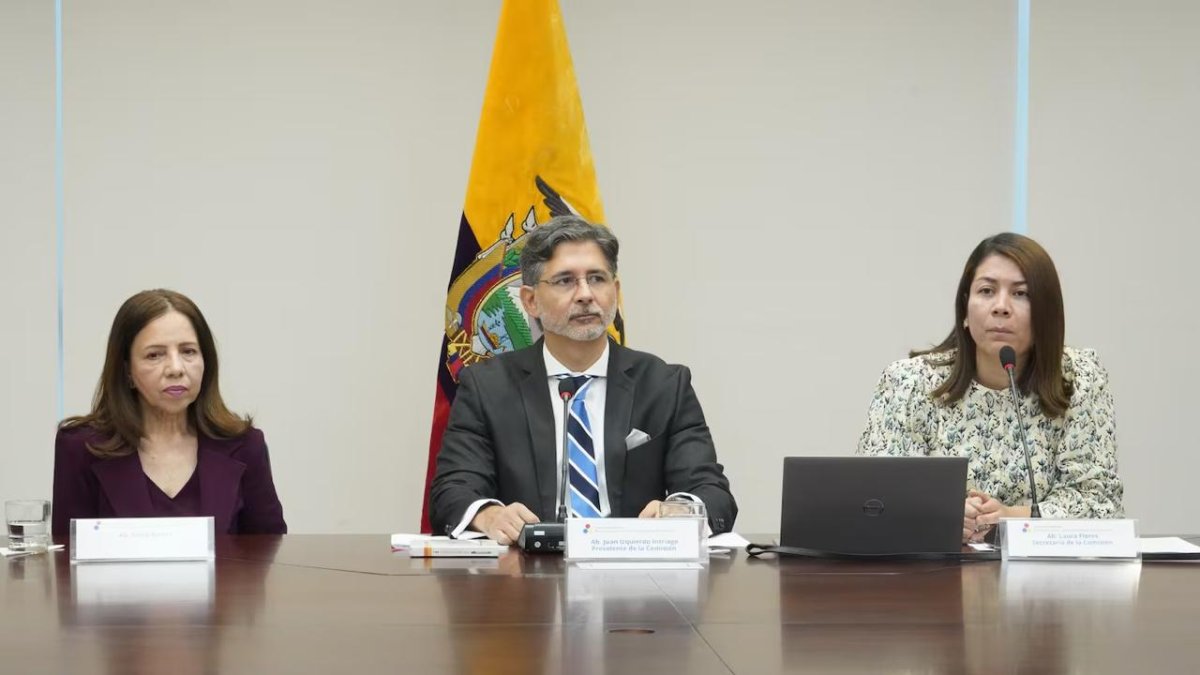Juan Izquierda Intriago fue elegido presidente de la Comisión y Laura Flores (derecha), secretaria.