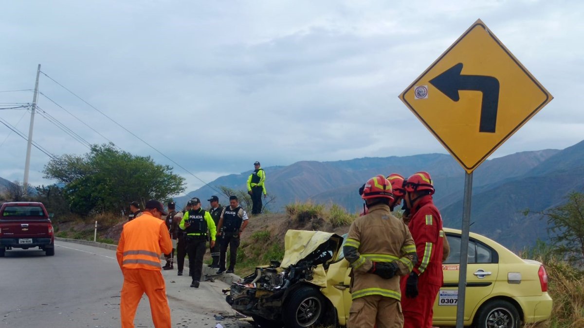 Un taxi y un camión colisionan en la vía de la parroquia, generando la intervención de bomberos y personal de salud.