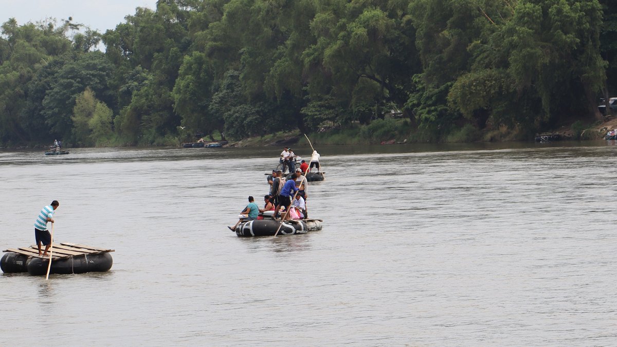 Migrantes cruzan en pequeñas embarcaciones el río Suchiateen