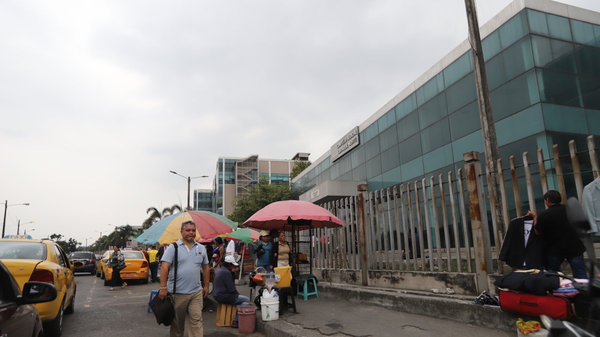 Fachada. En el Complejo Florida, pequeños negocios sacan copias, las impresoras no sirven, también se alquilan ternos. No se deja ingresar a la prensa