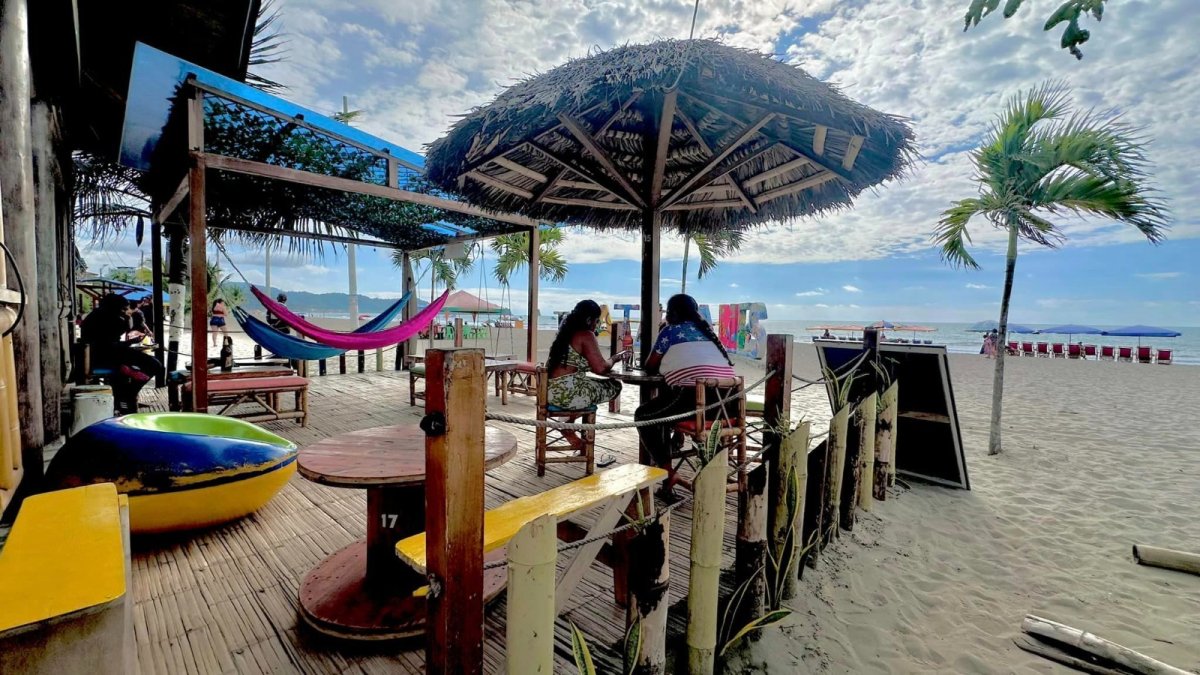 Abandono. Los pocos turistas que aún permanecen en la zona tratan de adaptarse a la situación y disfrutar
