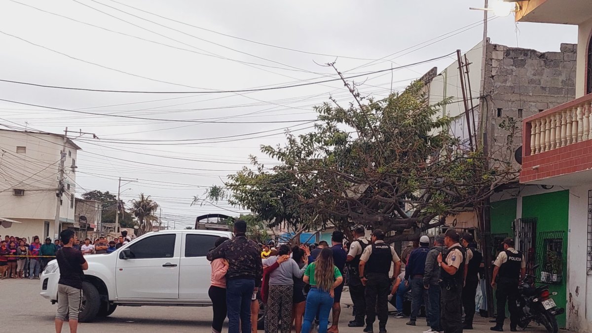 A la escena del crimen llegó la policía para levantar investigaciones.