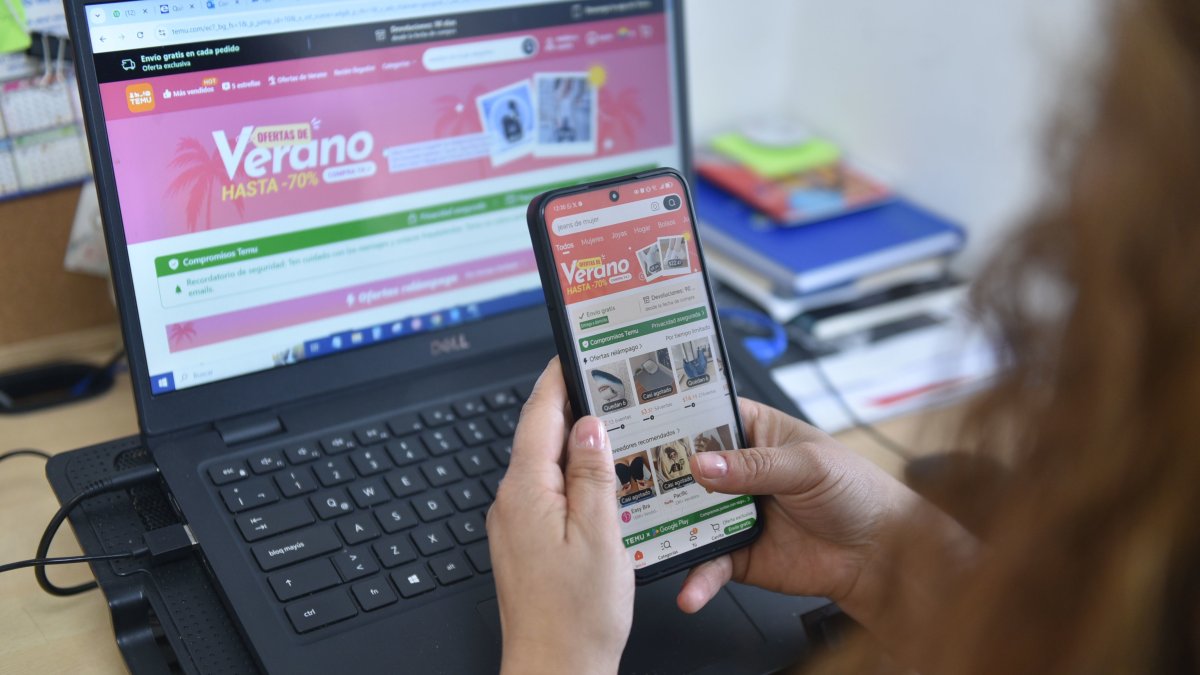 Plataforma. Una persona usa la aplicación de Temu para hacer compras virtuales.