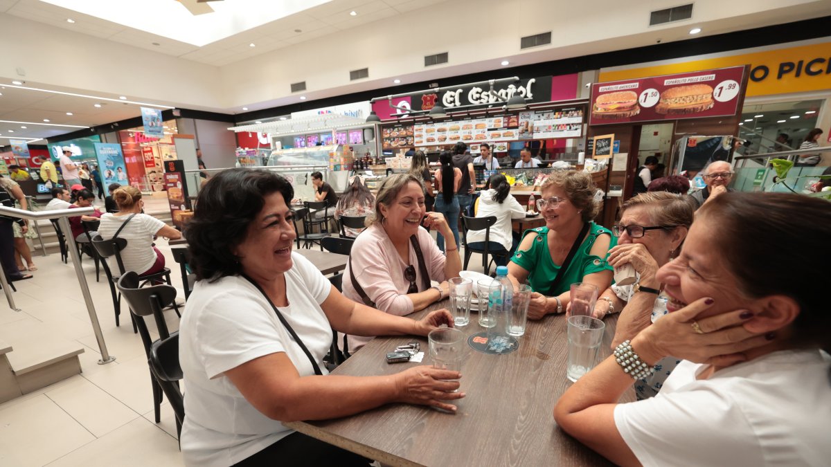 Tertulias. El Policentro es uno de los centros comerciales más tradicionales de Guayaquil, por la cantidad de años que tiene. Es muy común ver a personas mayores departiendo.