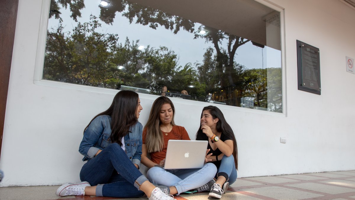 Jóvenes universitarios utilizan las redes sociales para aprender.