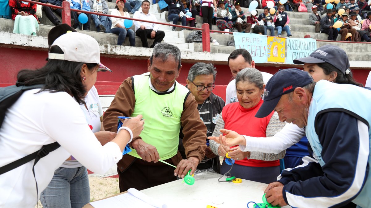 Los adultos mayores quieren dejar su legado a las nueva generación reviviendo las costumbres.