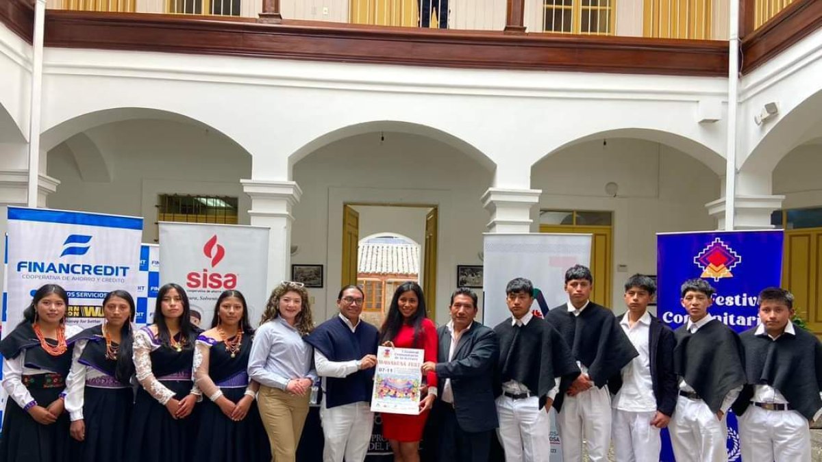  Amable Chaluis, titular parroquial, junto a los organizadores.