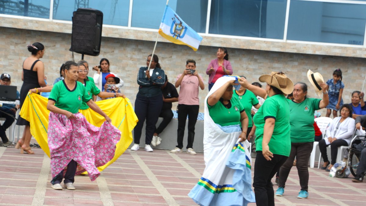 Las ancianas del grupo Sagrados Corazones presentaron un baile de antaño.