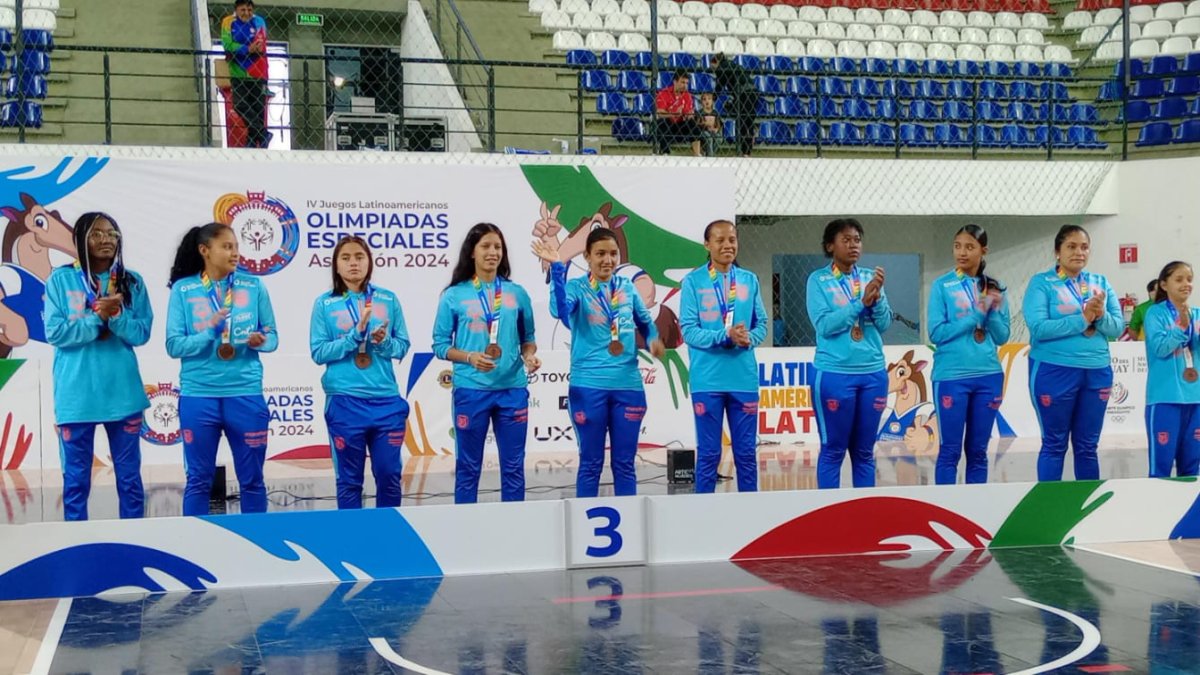 Las jugadoras del equipo de futsal con las medallas de bronce.