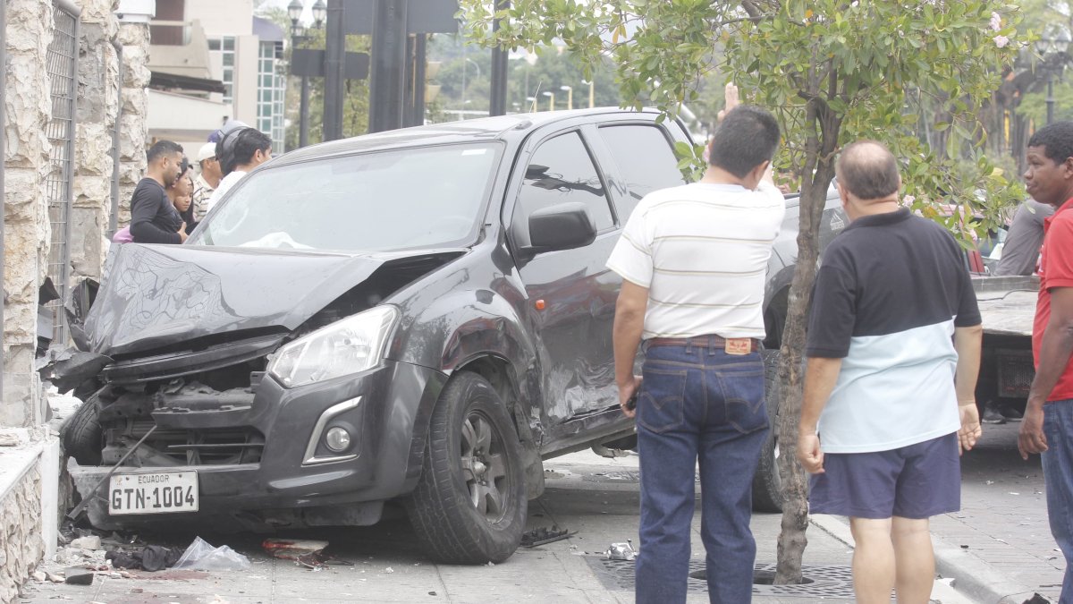 Agentes de tránsito acudieron al sitio para investigar lo ocurrido. Los vehículos luego fueron retirados en grúas.