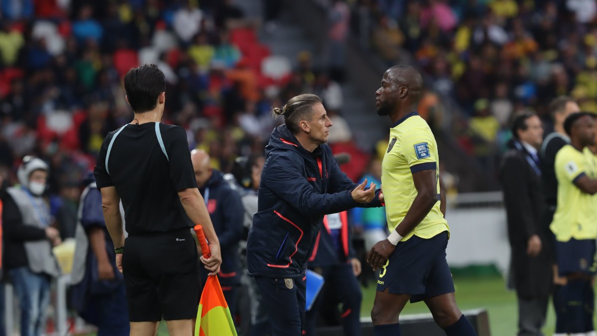 Sebastián Beccacece (i) da indicaciones a Enner Valencia en el partido de Ecuador ante Paraguay