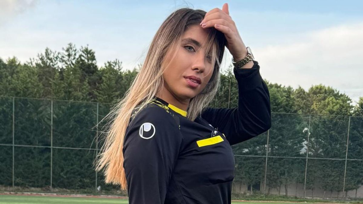 Elif Karaarslan primero fue jugadora de fútbol hasta los 16 y ahora es arbitra.