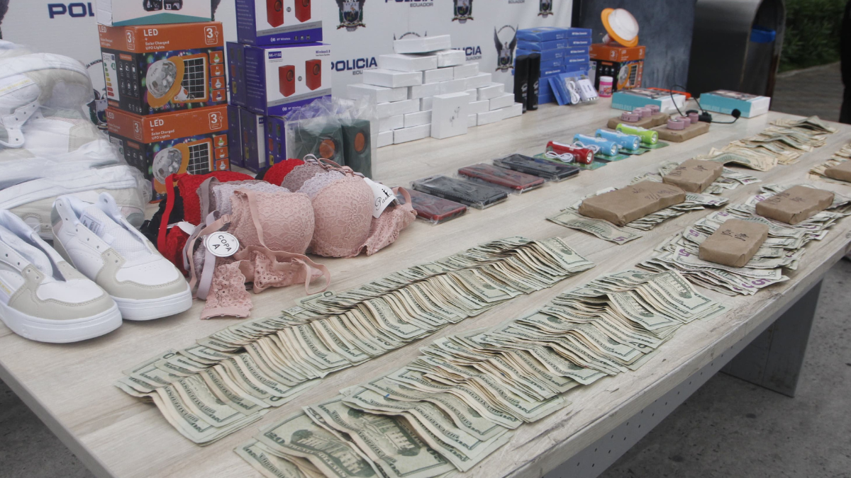 Las evidencias y el detenido fueron llevados hacia una unidad policial. El sujeto tiene antecedentes penales.