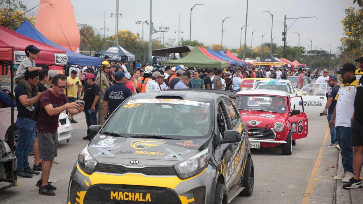 La válida por las fiestas de Guayaquil fue una fiesta del de los autos en parque samanes, una locura ver carros de todo el país.