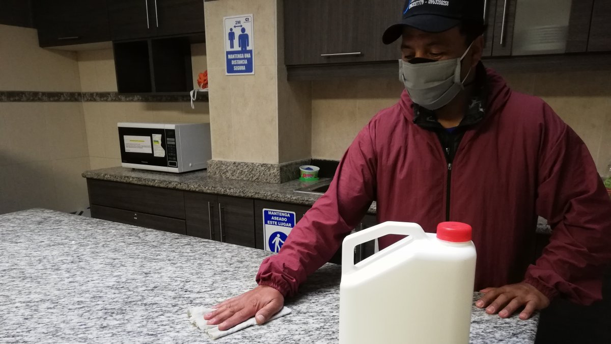 Limpieza. Una persona desinfecta con un cloro sin etiqueta.