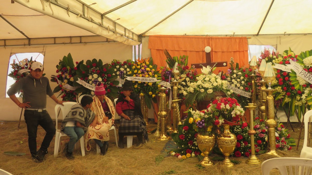 Despedida. Los amigos más cercanos mantuvieron durante varias horas en el velorio del ícono de Chimborazo.