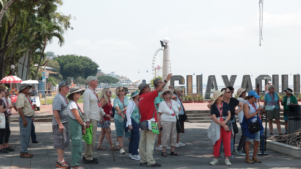 Ritmo. Bajo el cielo porteño, las personas recorren el bullicioso bulevar 9 de Octubre, un punto de encuentro en el corazón de Guayaquil.