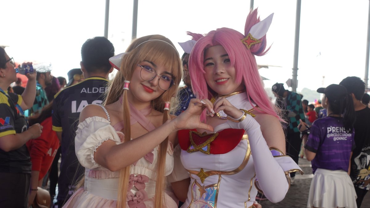 El cosplay es una forma de arte en la que las personas recrean la apariencia de personajes de anime, videojuegos, películas o series.