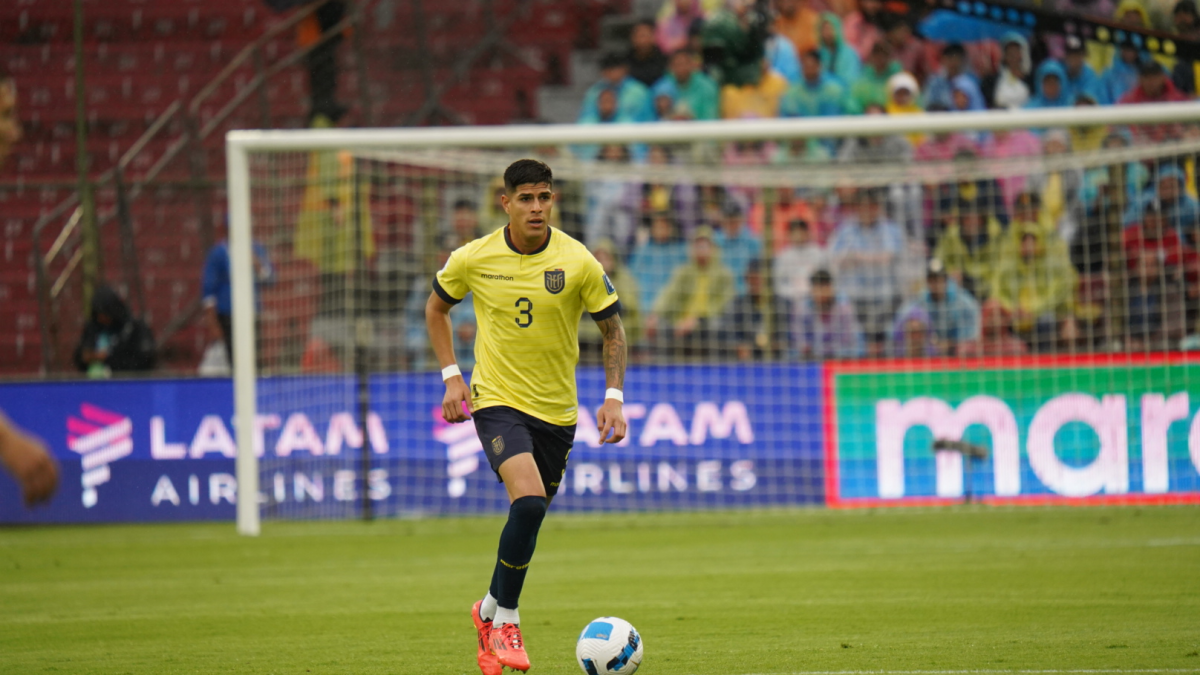 Piero Hincapié el el partido de Ecuador vs Paraguay en las eliminatorias sudamericanas