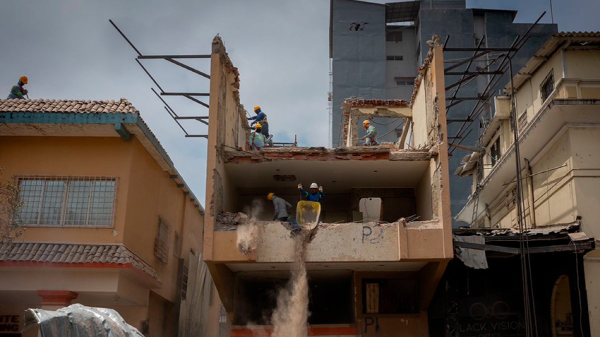 El edificio es demolido debido a una inclinación.