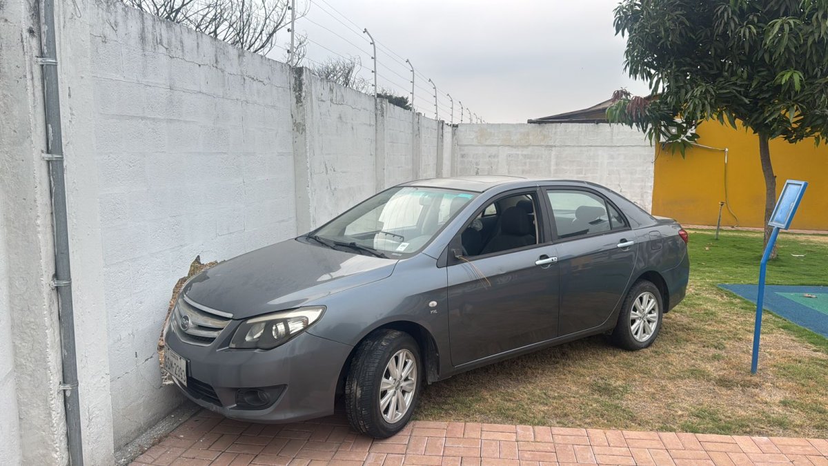 El presunto delincuente, al no tener claridad de dónde salir, se estrelló contra un muro de una ciudela residencial.