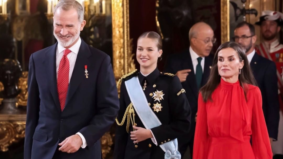 La princesa Leonor, en la foto junto a sus padres, se presentó el 12 de octubre con el uniforme de gala de invierno azul de la Armada para la celebración del Día de la Hispanidad.