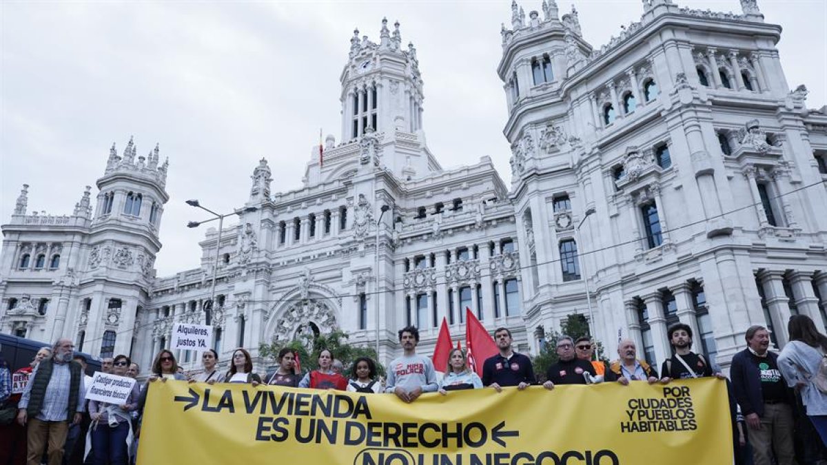Pedidos. Los manifestantes mostraron carteles con leyendas alusivas a lo que ellos consideran injusto. Fueron a sitios icónicos de la ciudad de Madrid.