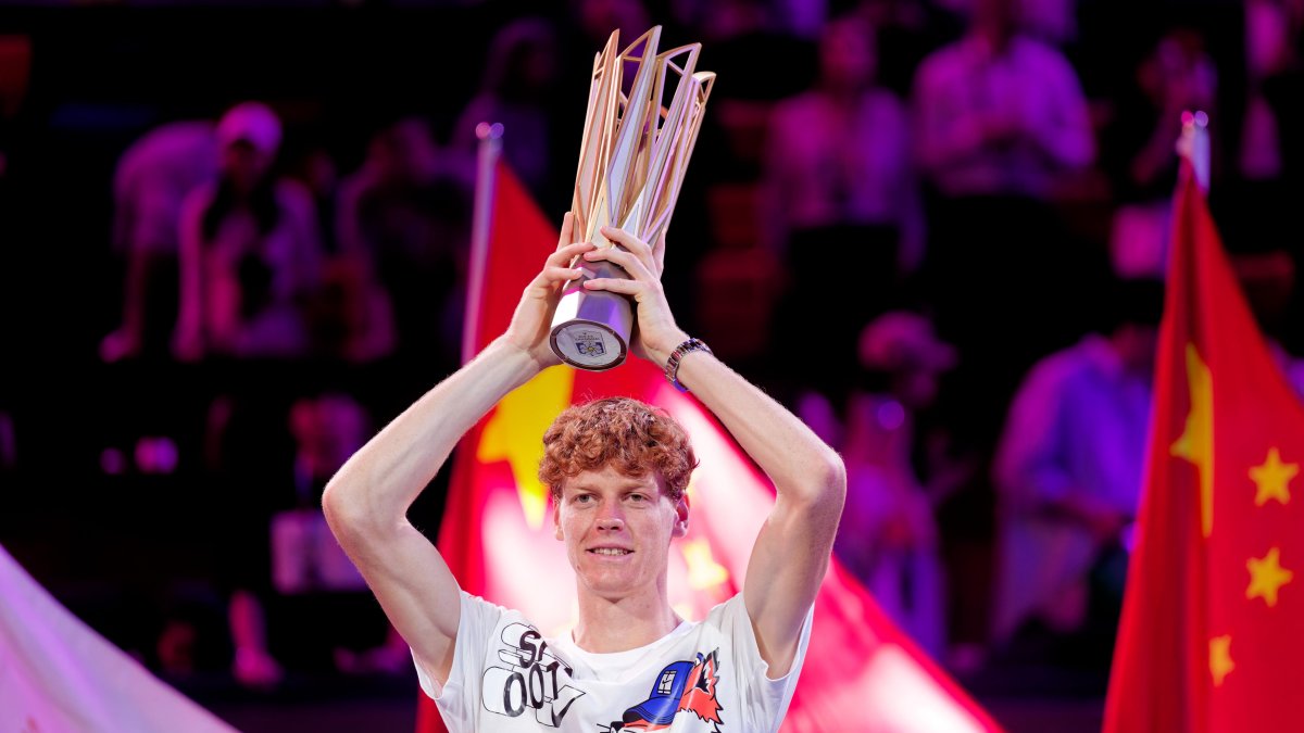 Jannik Sinner levantando el trofeo de Másters 1.000 de Shanghái