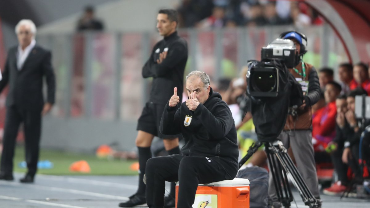 El entrenador de Uruguay Marcelo Bielsa reacciona en el partido de las eliminatorias sudamericanas para el Mundial de 2026 ante Perú