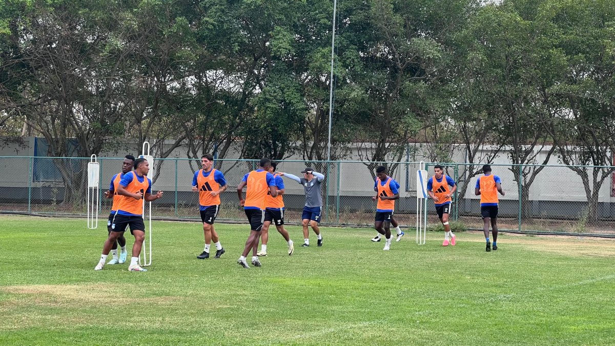 Los jugadores del primer plantel de Emelec en el entrenamiento de este lunes 14 de octubre.