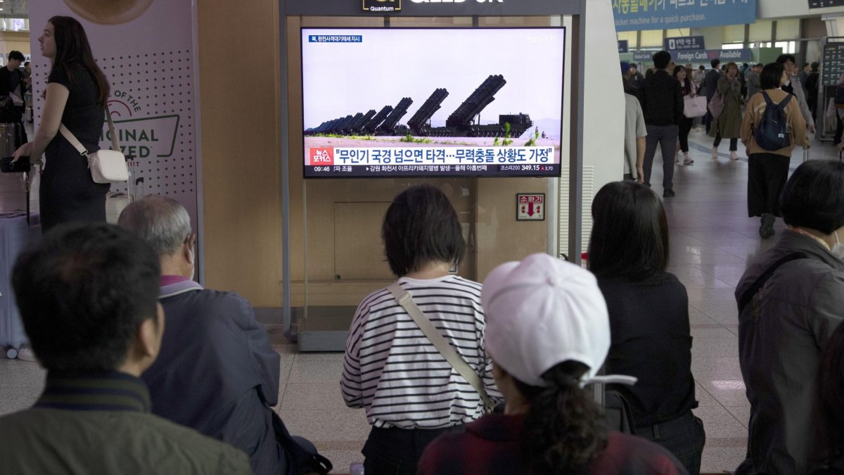 Personas ven las noticias en una estación en Seúl, Corea del Sur, el 14 de octubre de 2024.