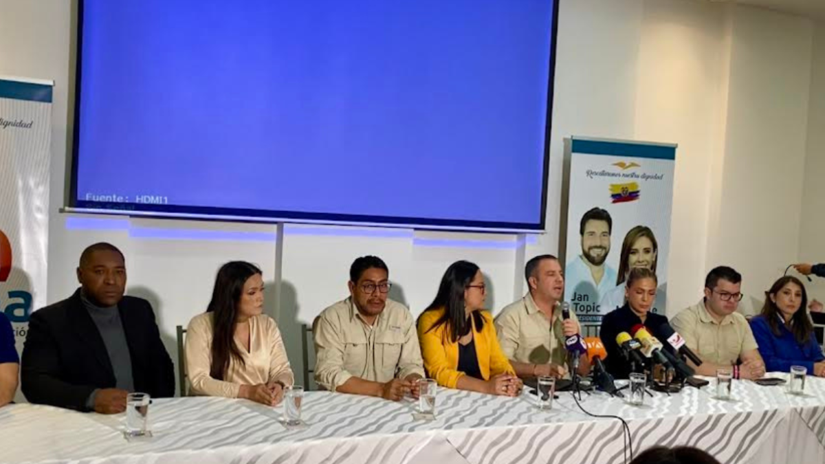 Guillermo Celi y candidatos de SUMA, en rueda de prensa, pidieron que prime la democracia y cuestionaron a un juez del TCE.