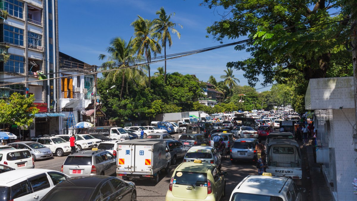 La medida de restricción vehicular se mantiene de lunes a viernes en la capital.
