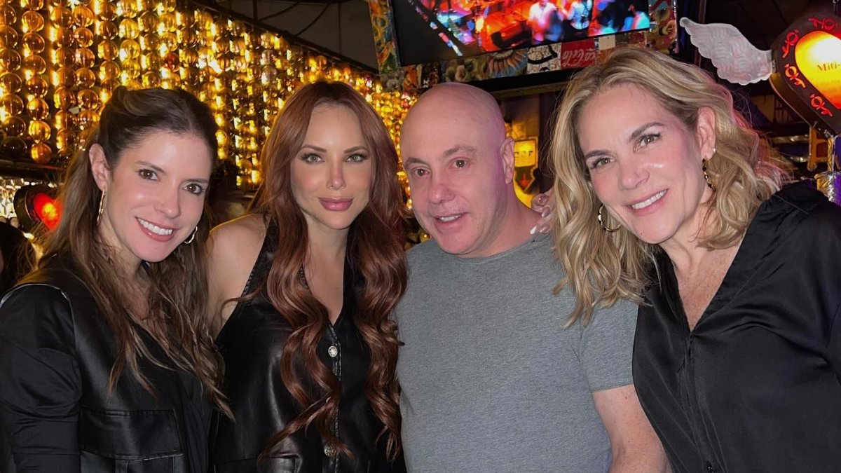 Érika Vélez junto a Carolina Sánchez, Jorge Rausch e Irene González. 