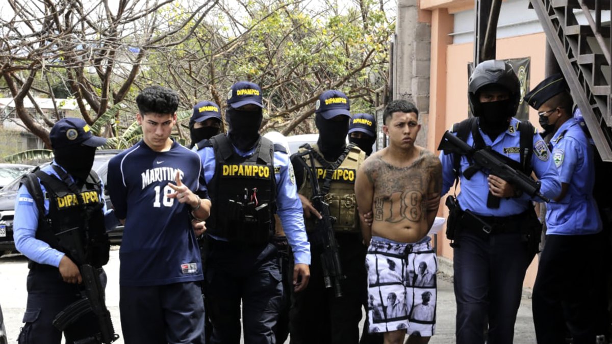 Honduras. Fotografía cedida por la Dirección Policial Antimaras y Pandillas Contra el Crimen Organizado (DIPAMPCO) que muestra la detención de dos jóvenes en Tegucigalpa.