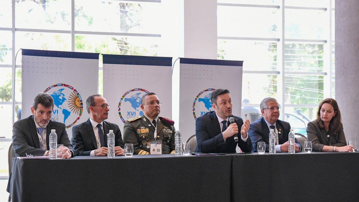 El ministro de Defensa de la Nación, Luis Petri (3d), habla en una conferencia de prensa este lunes en Buenos Aires (Argentina).